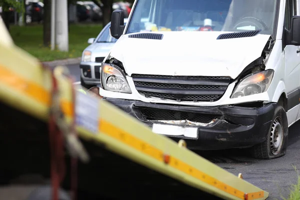 Bil efter en olycka kallar in på bärgningsbil — Stockfoto