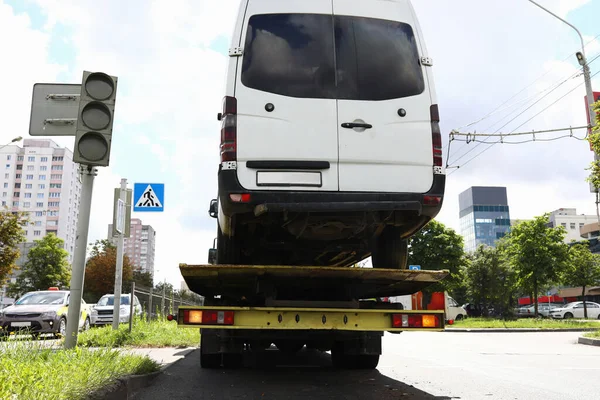 Minibús se para en una grúa en el primer semáforo — Foto de Stock