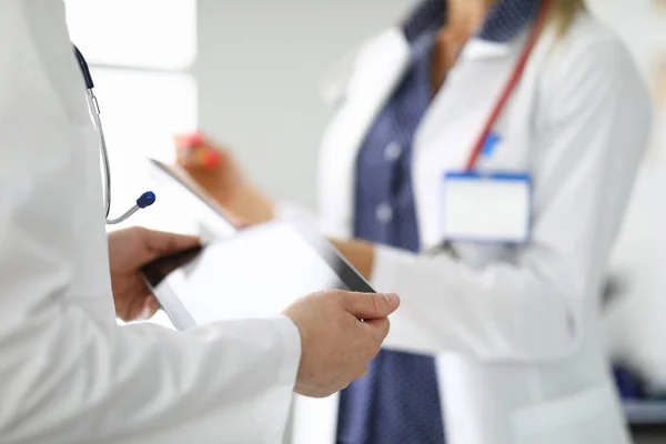 El médico masculino sostiene el comprimido junto a su colega . — Foto de Stock