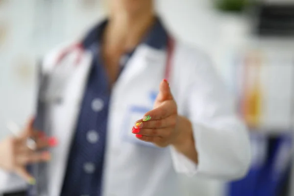 Γυναίκα γιατρός στο παρασκήνιο απλώνει το χέρι της. — Φωτογραφία Αρχείου