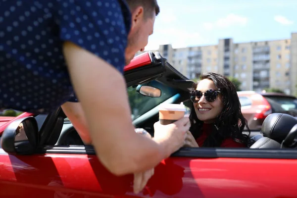 Mujer se sienta en coche hombre se encuentra con su primer plano — Foto de Stock