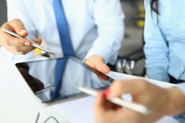 Erkek ve kadın el ele tutuşup tableti yakın çekime alın.