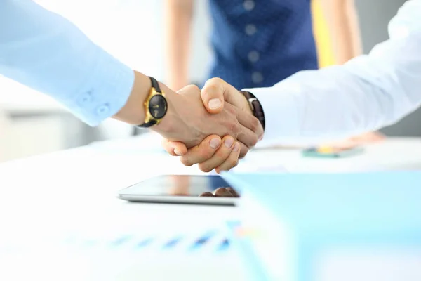 Poignée de main entre homme d'affaires et homme d'affaires lors d'une réunion au bureau. — Photo