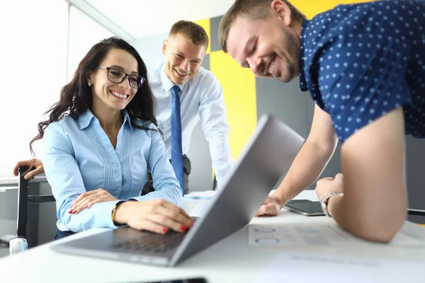 Üzleti partnerek az irodában mosolyognak, és néz bemutató laptopon — Stock Fotó