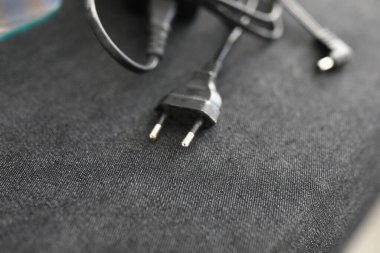 Şarjlı şarj aleti masanın üstünde.