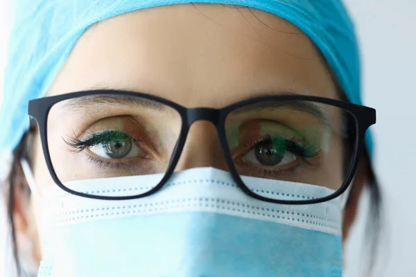 Kobieta lekarz w okularach i maska medyczna portret. — Zdjęcie stockowe