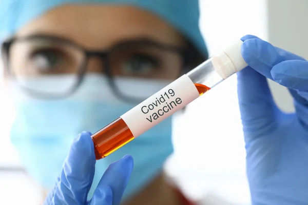 Naukowiec trzyma kolbę z zamknięciem szczepionki covid-19 — Zdjęcie stockowe