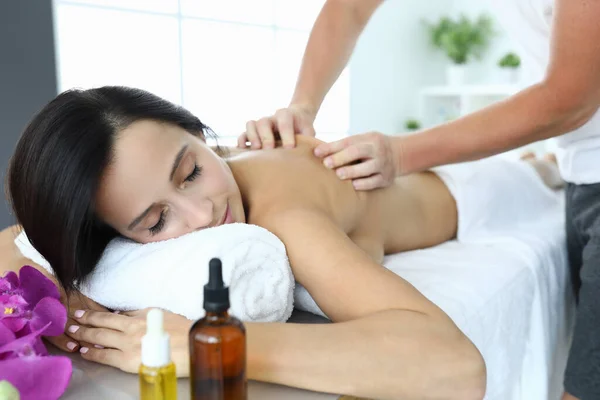 Vrouw in spa wordt gemasseerd door masseur. — Stockfoto