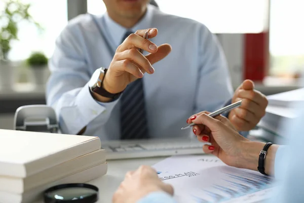 Los empleados discuten la planificación de un plan de negocios para 2021 — Foto de Stock