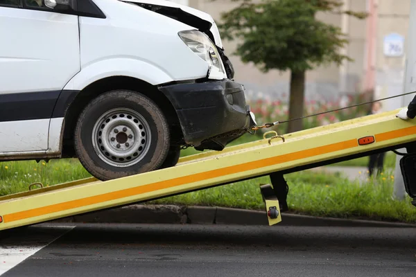 Förstörd bil kör in i bärgningsbil närbild — Stockfoto