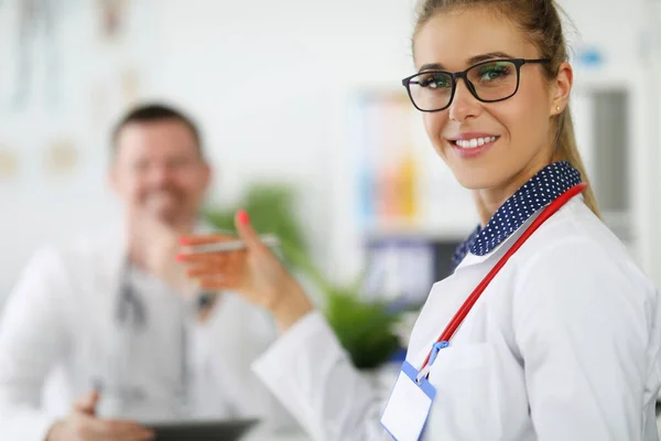 Médico feminino sorrindo com colega juntos close-up — Fotografia de Stock