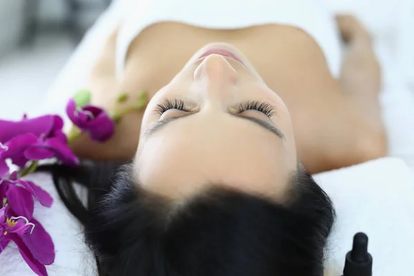 Ontspannen vrouw na massage in schoonheidssalon closeup — Stockfoto
