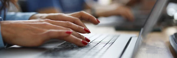 Женщина в офисе печатает на клавиатуре — стоковое фото