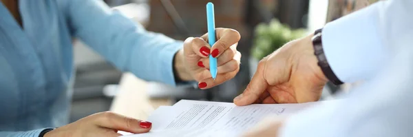 Biznes kobieta podpisuje kontrakt w biurze zbliżenie — Zdjęcie stockowe