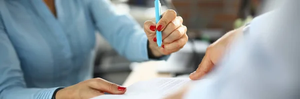 Femme réussie signe des documents dans le gros plan du bureau — Photo