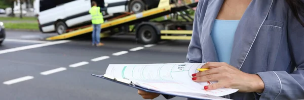 Agentin füllt Versicherung am Unfallort aus. — Stockfoto