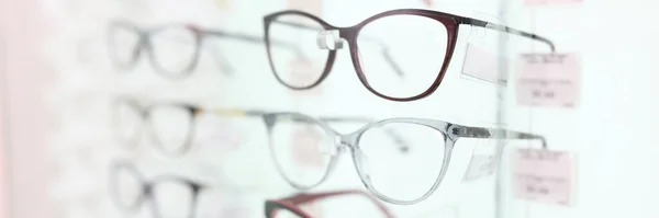 Auf dem Stand stehen Brillen in schönen Rahmen. Nahaufnahme — Stockfoto