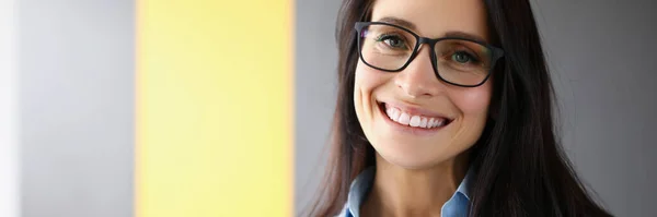 Empresária está de pé no escritório e sorrindo close-up . — Fotografia de Stock