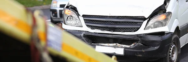 Bil efter en olycka kallar in på bärgningsbil — Stockfoto