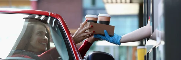 Kvinna i cabriolet hämtar te och kaffe i McDrive — Stockfoto