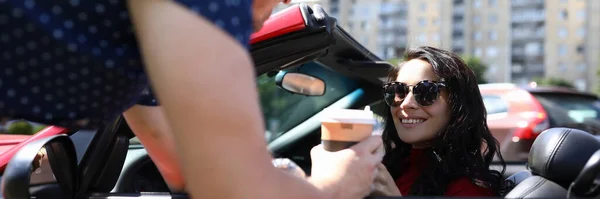 Mujer se sienta en coche hombre se encuentra con su primer plano — Foto de Stock