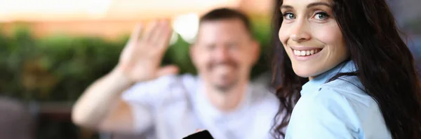 Man en vrouw in cafe groet vriend closeup — Stockfoto