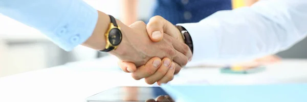 Handdruk tussen zakenman en zakenman bij de vergadering in functie. — Stockfoto