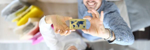 Férfiak és nők mosolyognak és bankkártyát tartanak a kezükben.. — Stock Fotó