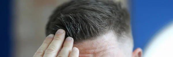 Mężczyzna nakłada żel do włosów na zbliżenie włosów — Zdjęcie stockowe