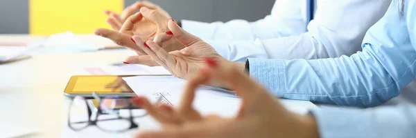 Hombre y mujer se sientan a la mesa en la oficina y meditan . — Foto de Stock