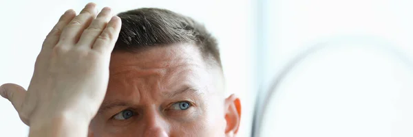 Mężczyzna robi włosy z żelem zbliżenie — Zdjęcie stockowe