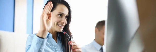 Geschäftsfrau im Amt hält Mikrofon in der Hand und begrüßt Gesprächspartner für Online-Kommunikation. — Stockfoto