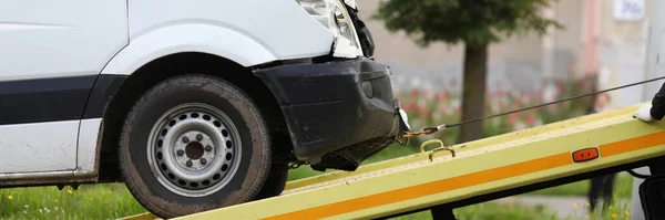 Förstörd bil kör in i bärgningsbil närbild — Stockfoto