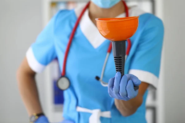 Sjuksköterska med stetoskop runt halsen i gummihandskar håller kolven närbild — Stockfoto