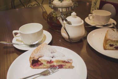 Çay ve şeker kase bir fincan ahududu pasta.