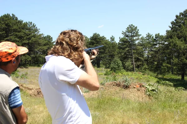 銃器でターゲットを発射 — ストック写真