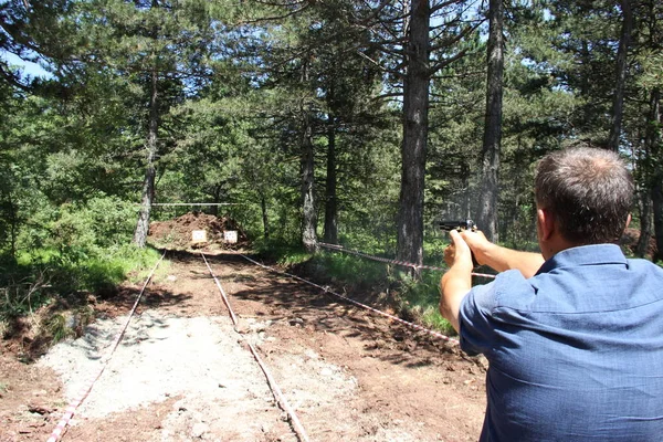 ピストルでターゲットに対する射撃競争 — ストック写真