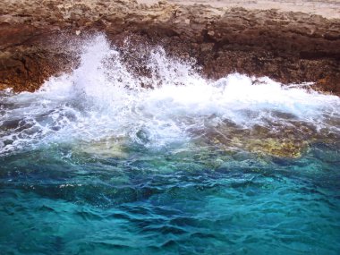 Cliff tarafında Wawes gürültüyle çarpmak