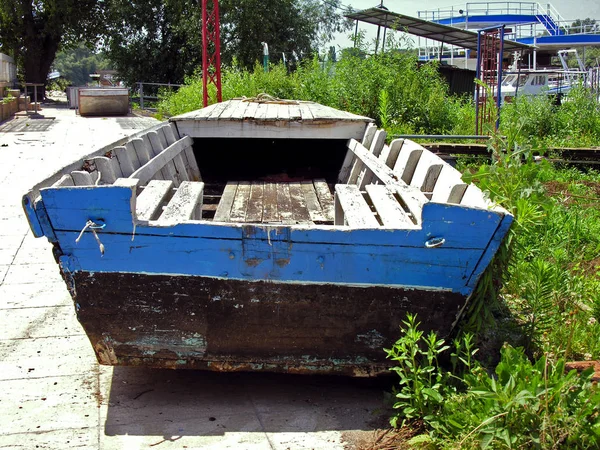 Gammal Blå Flodbåt — Stockfoto