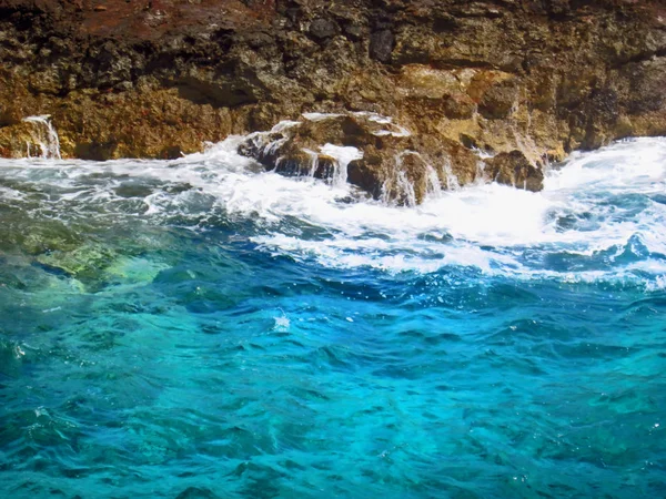 崖側の海 Wawes ロイヤリティフリーのストック画像