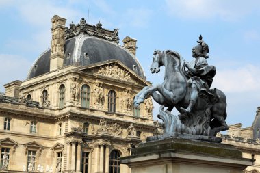 Louvre Müzesi ve Louis Xiv binicilik heykelleri