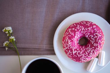 Siyah kahve ile sırlı donut
