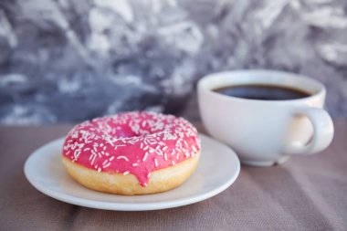 Siyah kahve ile sırlı donut