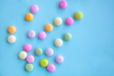 Mavi arkaplanda renkli şekerler