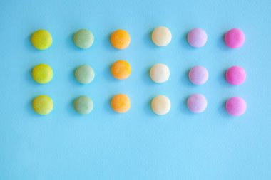 Mavi arkaplanda renkli şekerler