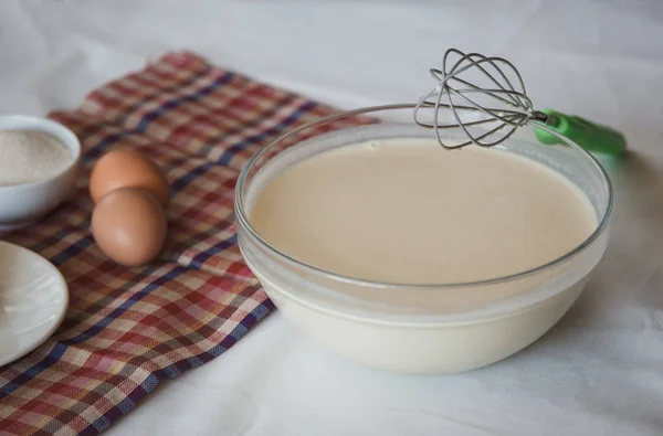 Massa de farinha pronta de panquecas em um boliche — Fotografia de Stock