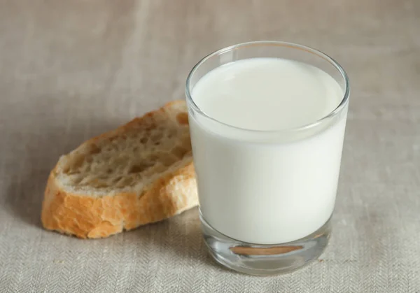 Glass of milk with fresh crispy bread — Stock Photo, Image