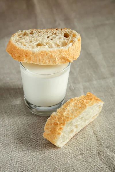 Copo de leite com pão crocante fresco — Fotografia de Stock