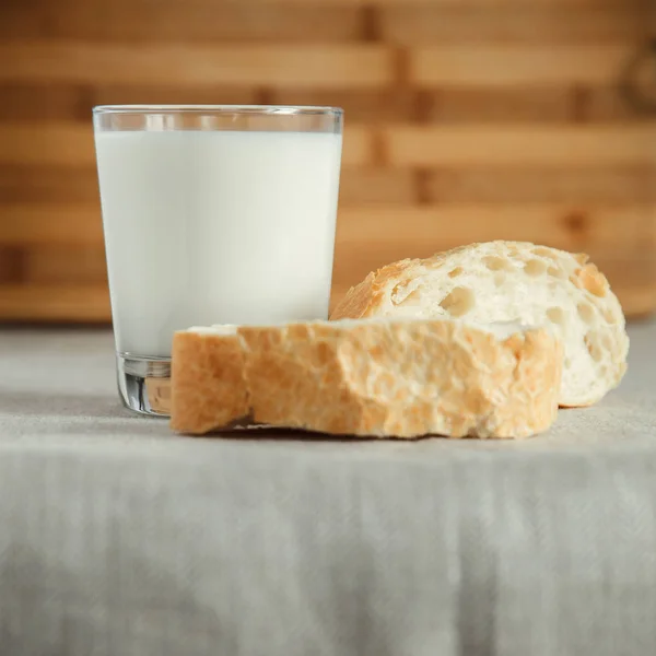 Стакан молока и свежий хрустящий хлеб — стоковое фото