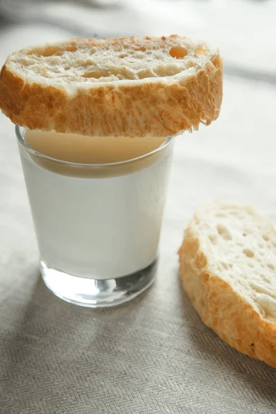 Стакан молока и свежий хрустящий хлеб — стоковое фото